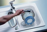 Suszarka do naczyń może służyć nie tylko do ich suszenia, ale dzięki wyciąganej wylewce r&oacute;wnież do ich mycia