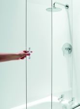 Warto zwrócić uwagę na dyskretny, chromowany uchwyt przesuwania tafli.