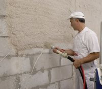 Tynki tradycyjne najwygodniej nanosić za pomocą agregatu tynkarskiego