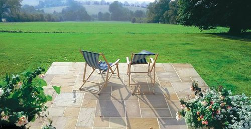 Na tarasie można ułożyć płyty o fakturze łupanej 