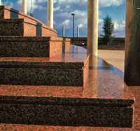 Należy pamiętać, że schody nie mogą być zbyt śliskie