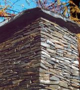 Fragment ogrodzenia wykonanego z łupka 