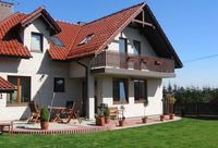 Elewacja ogrodowa z wygodnym, przylegającym do salonu tarasem