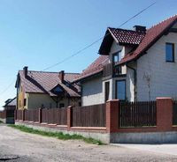  &quot;Schodki&quot; na podmurówce ogrodzenia obrazują spadek terenu