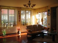 Podłogi w całym domu pokryto drewnem jatoba o pięknej nasyconej barwie