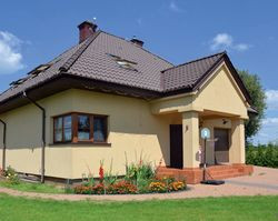 Z kuchennego okna roztacza się widok na drogę i wjazd na działkę. Właściciele cieszą się z tego ze względów bezpieczeństwa. Duży utwardzony dzieciniec przed frontem domu dzieci wykorzystują do zabaw, a dorośli do garażowania samochodów