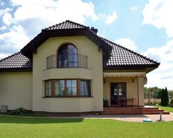 Elewacja ogrodowa jest bardziej urozmaicona od frontowej. Na parterze w wykuszu mieści się salon, na poddaszu małżeńska sypialnia. Ozdobą są również duże okna, na poddaszu z dekoracyjnym łukiem