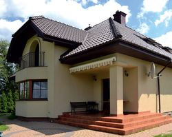 Taras skierowany jest na północny zachód. Właściciele są zadowoleni z tej lokalizacji, ponieważ nie jest tu gorąco. Przed nagrzewaniem chroni go zadaszona wnęka oraz markiza. Powierzchnię tarasu powiększa utwardzony placyk, na którym można ustawić dodatkowy stół i krzesła