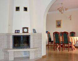 Tylko urządzając kuchnię, właściciele skorzystali z pomocy architektów wnętrz. Inne pomieszczenia zaprojektowali sami. Celowo połączyli kuchnię z jadalnią, aby przestrzeń była większa i jaśniejsza. Latem powiększa się jeszcze o zadaszony taras