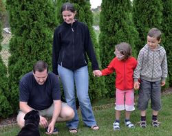 Kasia i Paweł z dziećmi, Zosią i Grzesiem. &#8211; Przed zakupem domu na wsi dokładnie sprawdziliśmy w miejscowym urzędzie plany zagospodarowania przestrzennego. Nie chcieliśmy ponownie usłyszeć, że za ogrodzeniem powstanie osiedle wysokich bloków