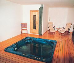 Bezpieczne i wygodne usytuowania wanny z hydromasażem na środku pomieszczenia piwnicznego