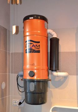 Cyklonowa jednostka centralna Beam wisi w kotłowni, wyrzutnia powietrza wyprowadzona została do kanału wentylacyjnego w kominie