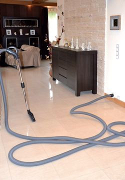 Na parterze jest jedno gniazdo w salonie, ale wąż (9 m) sięga wszędzie. Świetna okazała się szczotka do gresu