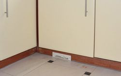 Szufelka pod szafką ze zlewozmywakiem to zła lokalizacja. Lepiej umieścić ją z dala od wilgoci