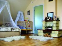 Przestronną sypialnię gospodarzy wypełnia słoneczne światło