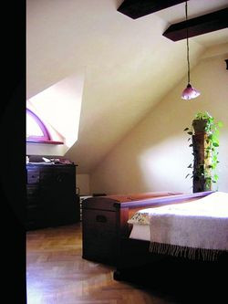 Nastrojowa sypialnia gospodarzy połączona z dużą łazienką.