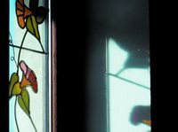 Fragment witrażu przy drzwiach wejściowych