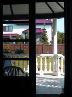 Rozległy zadaszony taras z zejściem do ogrodu na obie strony