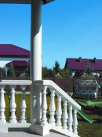 Rozległy zadaszony taras z zejściem do ogrodu na obie strony