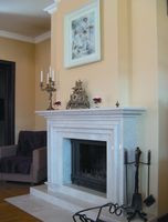 Salon z eleganckim marmurowym kominkiem