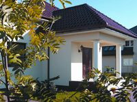 Zarówno fasada domu, jak i jego elewacje ogrodowe zostały zaprojektowane z dużym rozmachem