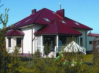 Zarówno fasada domu, jak i jego elewacje ogrodowe zostały zaprojektowane z dużym rozmachem