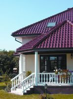 Zarówno fasada domu, jak i jego elewacje ogrodowe zostały zaprojektowane z dużym rozmachem