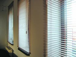 Wąskie okienka "strzelnicze"