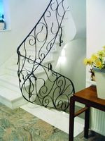 Marmurowe schody z kutą poręczą