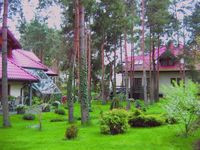 Budynki, mimo sporych rozmiarów, nie przytłaczają ogrodu