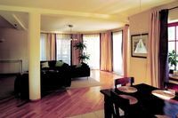  Duże okna i widok za nimi są główną ozdobą salonu