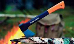 Najczęściej zamówione drewno trzeba porąbać na mniejsze kawałki wielkością pasujące do rozmiarów paleniska. Niezbędna do tego jest dobrej jakości siekiera z wygodnym trzonkiem oraz trwałym i ostrym ostrzem