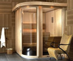 Wybierając saunę można zdecydować się na kabinę z dużymi przeszkleniami, sufitem z halogenami i zaokrąglonym szklanymi drzwiami