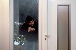 Decydując się na drzwi zewnętrzne z przeszkleniami, warto kupić model wyposażony w zabezpieczenia przeciwwłamaniowe, także naświetli bocznych i górnych. Przeszklenie w takich drzwiach wykonane są ze specjalnie zakotwionego szkła zespolonego o podwyższonej odporności na włamanie