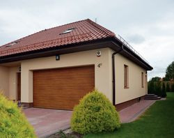 Przy bocznej elewacji budynku dobudowano oddzielne drzwi wejściowe do apartamentu mamy właściciela. Odbyło się to przy okazji zabudowywania wnęki w południowo-wschodnim narożniku, w celu powiększenia części mieszkalnej przeznaczonej dla mamy. Drugie przejście znajduje się od strony wewnętrznego holu