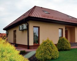 Właściciele żałują, że nie mają wentylacji mechanicznej z odzyskiem ciepła. Wycięli tę inwestycję z kosztorysu budowy, ale uważają to za błąd. Przekonali się, że w nasłonecznionym budynku z oknami połaciowymi wnętrza są duszne. Dlatego założyli dwa klimatyzatory, a w tym roku dołożyli następny