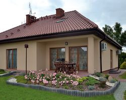 Taras ma wymiary 3 × 5 m. Jego płytę wykończono betonową kostką, co jest wygodne w eksploatacji, bo woda szybko wsiąka w podłoże. Choć jest częściowo zadaszony, bywa na nim za gorąco. Właściciele zamierzają więc dobudować taras przed domem, od północnej strony