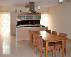 Połączenie pomieszczeń dziennych, zdaniem Ani i Marcina, nie sprawdza się w codziennym życiu. Widać kuchenny nieład, słychać głośną pracę okapu i urządzeń. W kolejnym domu na pewno oddzielą kuchnię ścianami