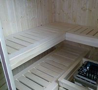 W saunie jednocześnie zmieszczą się 2 osoby leżące lub 4 siedzące