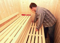 Montaż ścian ław w saunie