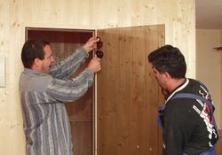 Osadzenie drzwi ze szkła hartowanego