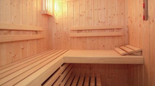 Ławy umieszczone są na dwóch wysokościach