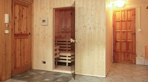 Jednocześnie z sauny mogą korzystać 2 osoby leżące, lub 4 siedzące
