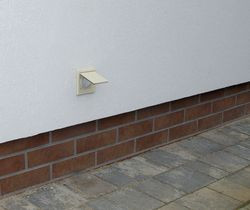 Wyrzutnia powietrza znajduje się na elewacji północnej garażowej, na wysokości 50 cm od podłoża