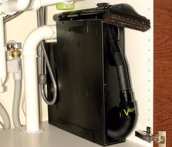 Kaseta szafkowa z wężem zamontowana pod zlewozmywakiem w kuchni