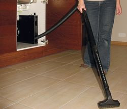 Kaseta szafkowa z wężem zamontowana pod zlewozmywakiem w kuchni