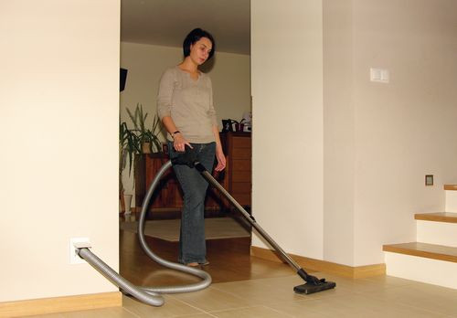 Jedno z gniazd na parterze umieszczono w holu. Wąż sięga stąd do salonu i jadalni oraz wiatrołapu