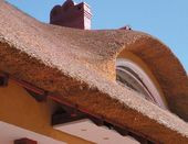 Układanie strzechy zaczyna się od dołu...