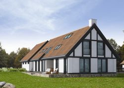 Kompozycja brył nawiązuje do tradycyjnego sąsiedztwa domu mieszkalnego i budynku gospodarskiego. Czytelny układ rzutu.