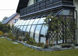 Korzystnym rozwiązaniem może być budowa ogrodów zimowych, nawet nieogrzewane stanowią bufor termiczny